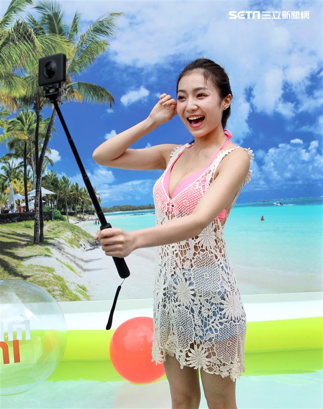 性感正妹許岑葦比基尼玩自拍。（記者邱榮吉/攝影）