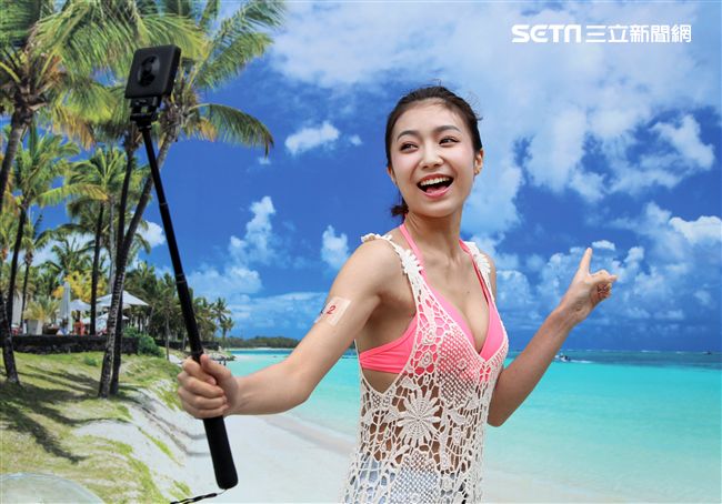 性感正妹許岑葦比基尼玩自拍。（記者邱榮吉/攝影）