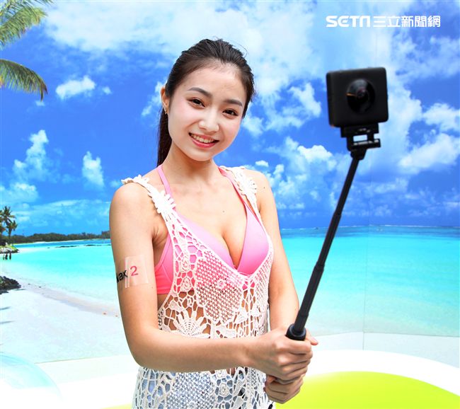 性感正妹許岑葦比基尼玩自拍。（記者邱榮吉/攝影）