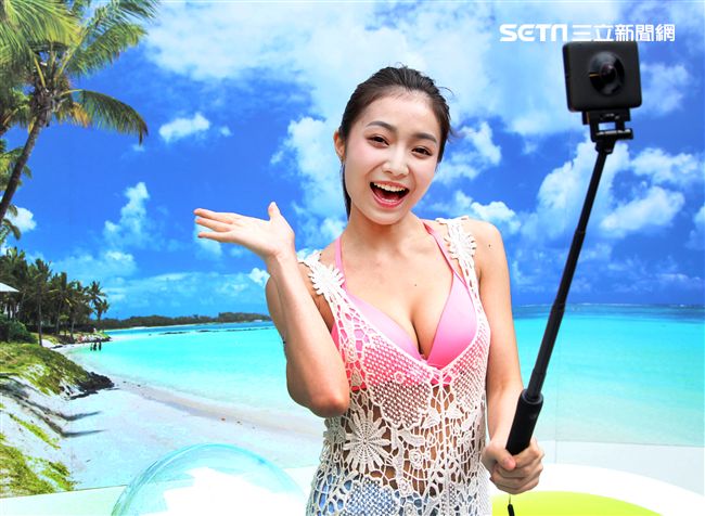 性感正妹許岑葦比基尼玩自拍。（記者邱榮吉/攝影）