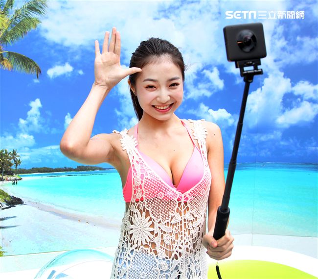 許岑葦性感比基尼玩自拍。（記者邱榮吉/攝影）