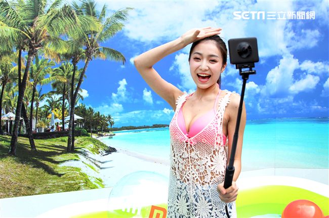 性感正妹許岑葦比基尼玩自拍。（記者邱榮吉/攝影）