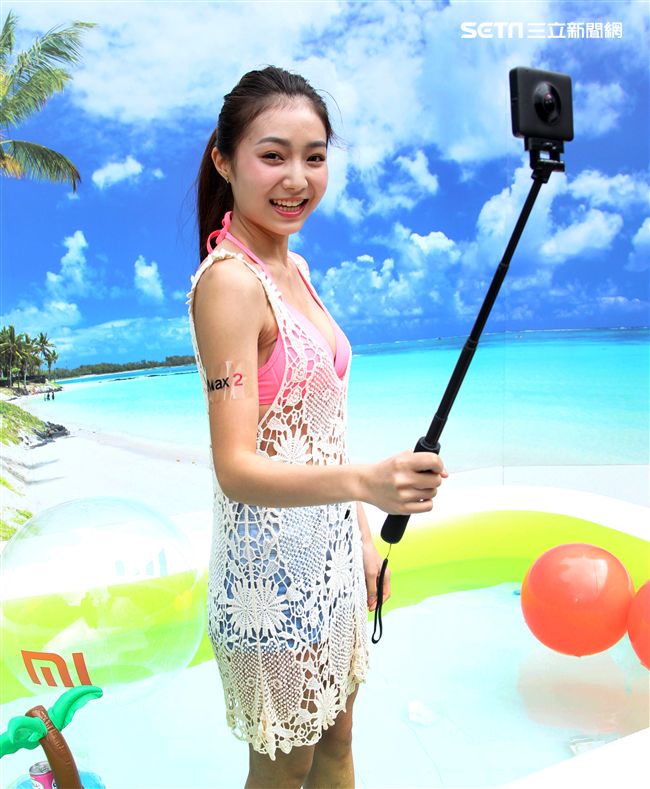 性感正妹許岑葦比基尼玩自拍。（記者邱榮吉/攝影）