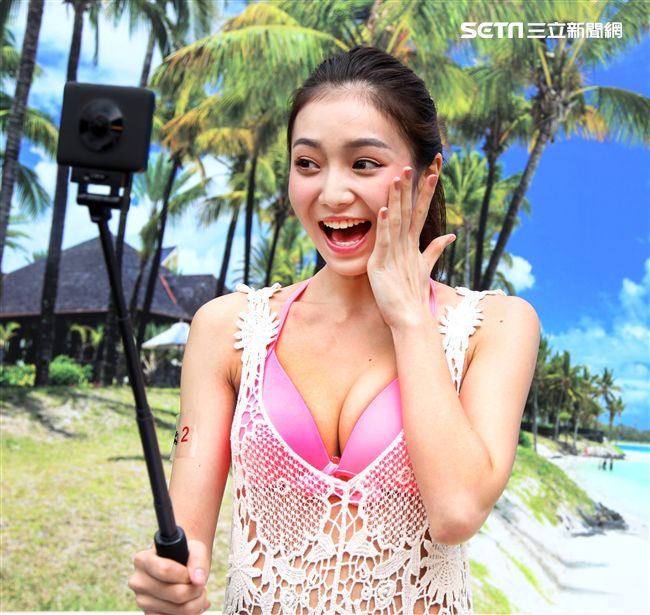 性感正妹許岑葦比基尼玩自拍。（記者邱榮吉/攝影）