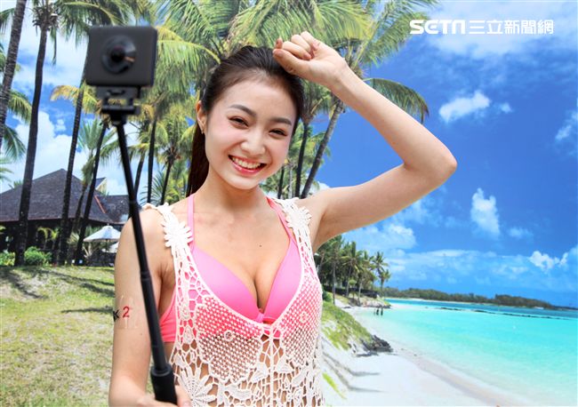 性感正妹許岑葦比基尼玩自拍。（記者邱榮吉/攝影）