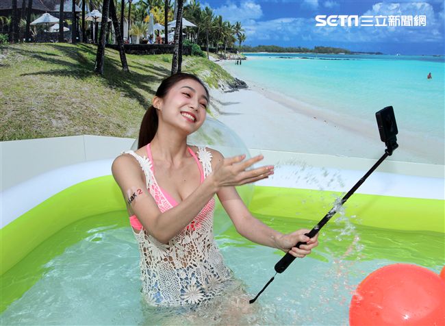 性感正妹許岑葦比基尼玩自拍。（記者邱榮吉/攝影）