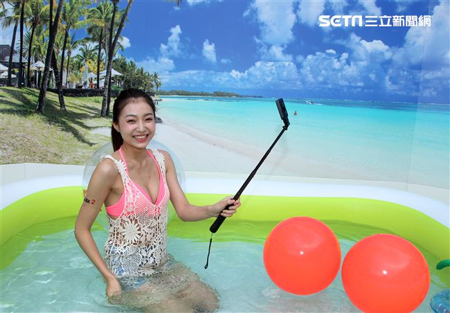 性感正妹許岑葦比基尼玩自拍。（記者邱榮吉/攝影）