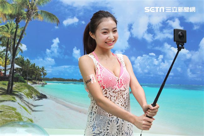 性感正妹許岑葦比基尼玩自拍。（記者邱榮吉/攝影）