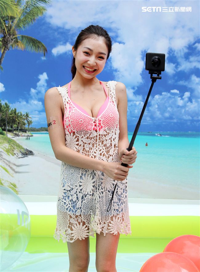 性感正妹許岑葦比基尼玩自拍。（記者邱榮吉/攝影）