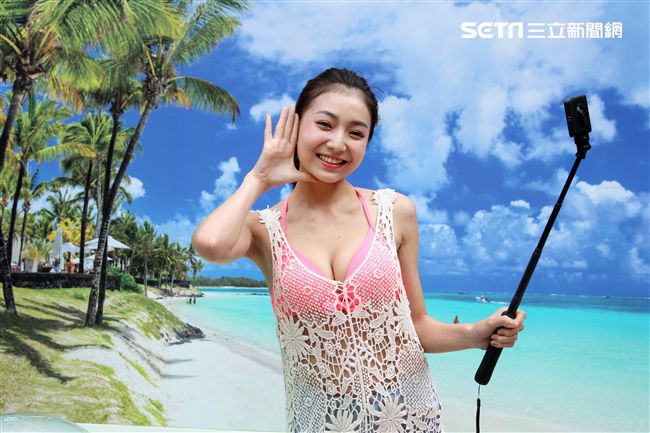 性感正妹許岑葦比基尼玩自拍。（記者邱榮吉/攝影）