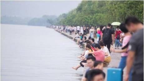 杭州西湖風景絕美　竟淪遊客泡腳池