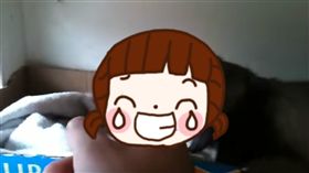 主人,飼主,生小孩,顧孩子,小寶寶,雪貂,咬手,拖　圖／翻攝自YouTube影片https://goo.gl/1aFJvm