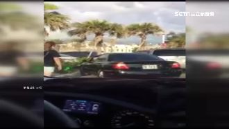 終於等到車位　遭女「人肉佔位」硬插