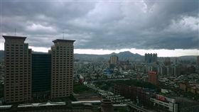 大雨特報、新北天空烏雲密布、陰天、天氣、烏雲、大雨、下雨／中央社