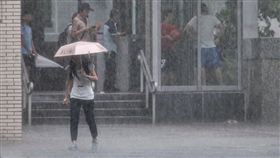 大雨特報、新北天空烏雲密布、陰天、天氣、烏雲、大雨、下雨／中央社