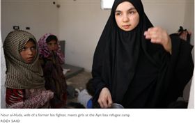 從伊斯蘭國拉卡逃出來的ISIS妻子。（圖／翻攝自英國《泰晤士報》）