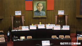 立法院臨時會，國民黨團佔據主席台。（記者盧素梅攝）