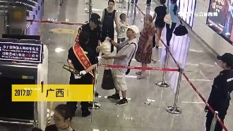 不滿探測器檢查包子　老翁肘擊安檢員
