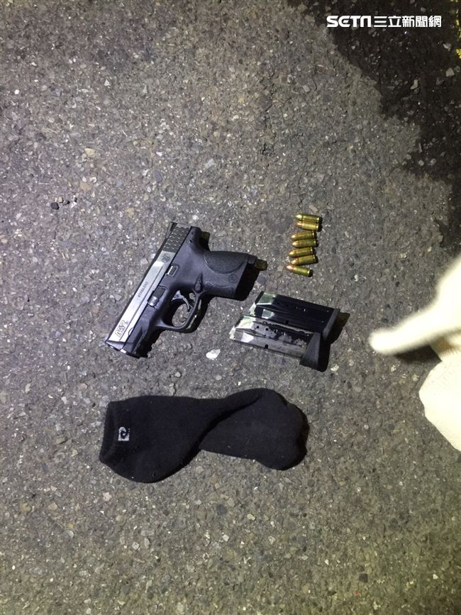 車違停襪子又鼓鼓的　警一查滿車槍毒