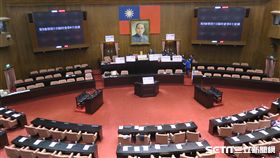 立法院臨時會，國民黨團佔據主席台。（記者盧素梅攝）