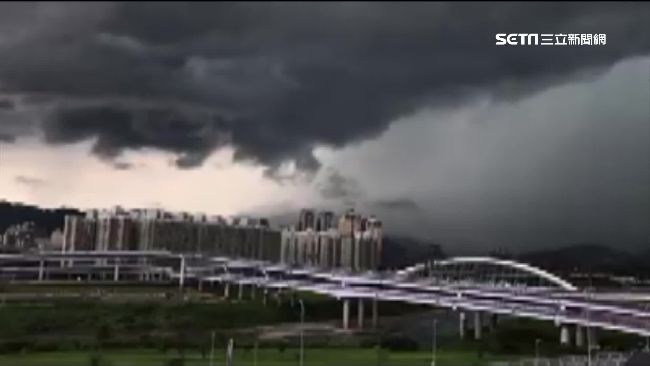 午後雷雨天空異象！民眾直呼世界末日