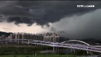 午後雷雨天空異象！民眾直呼世界末日