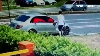 停在停車格也有事！銀賓士遭潑大紅漆