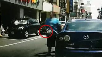 懷疑騎士瞪他　駕駛竟當街持槍討公道