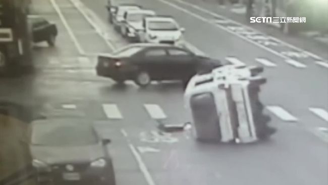 車禍坐救護車又被撞　婦嘆：禍不單行