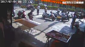林姓騎士煞車不及撞上許姓老嫗。（圖／翻攝畫面）