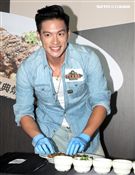 冰球國手許孟哲獲選2017中華台北代表隊，親手製作牛肉料理，力挺世大運中華代表隊。（記者邱榮吉/攝影）