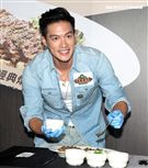 冰球國手許孟哲獲選2017中華台北代表隊，親手製作牛肉料理，力挺世大運中華代表隊。（記者邱榮吉/攝影）