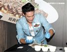 冰球國手許孟哲獲選2017中華台北代表隊，親手製作牛肉料理，力挺世大運中華代表隊。（記者邱榮吉/攝影）