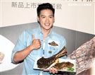 冰球國手許孟哲獲選2017中華台北代表隊，親手製作牛肉料理，力挺世大運中華代表隊。（記者邱榮吉/攝影）