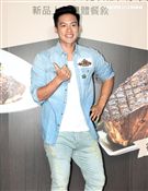冰球國手許孟哲獲選2017中華台北代表隊，親手製作牛肉料理，力挺世大運中華代表隊。（記者邱榮吉/攝影）