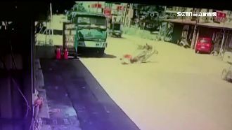 這不是特技！機車騎上車斗飛車墜重傷