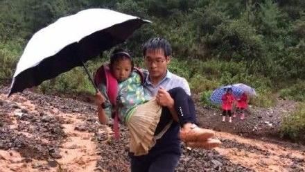 抱67個孩子渡泥流　他受封最帥老師