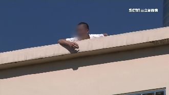 子爬頂樓躲醉父　父竟不給下來讓他曬