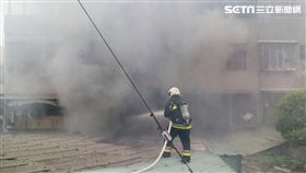 台北市葫蘆街發生火警，警消迅速撲滅火勢，卻在清理火場時發現1具男性焦屍，旁邊還擺著瓦斯桶，警消懷疑死者開瓦斯自殺釀禍（翻攝畫面）