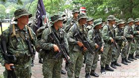 陸軍航特部首次出動UH-60M黑鷹直升機納入山隘行軍操演科目，檢驗陸空聯訓與戰傷急救、物資補給的作戰參數。（記者邱榮吉/攝影）