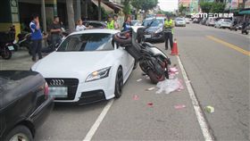 回頭聊天沒看路？大B整台騎到奧迪上
SOT