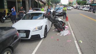 回頭聊天沒看路？大B整台騎到奧迪上