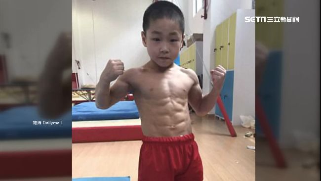 八塊肌如巧克力！7歲童讓大叔也汗顏