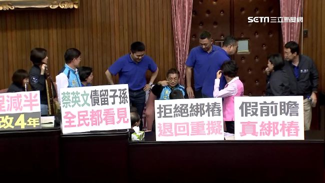 前瞻決戰今夜！藍備辣椒水死守主席台