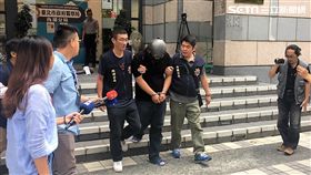 孫男潛入工地竊取發電機，遭到埋伏警員當場逮獲，他不但矢口否認，還辯稱是外配太愛錢，警方遂將他帶回住家搜索，並起獲釣竿、電腦及吸食器等證物（翻攝畫面）