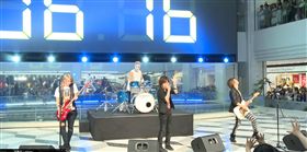 日本樂團Golden Bomber「真的只唱8秒」馬上結束丟鼓棒閃人！留下震驚的粉絲。（圖／翻攝自Youtube）