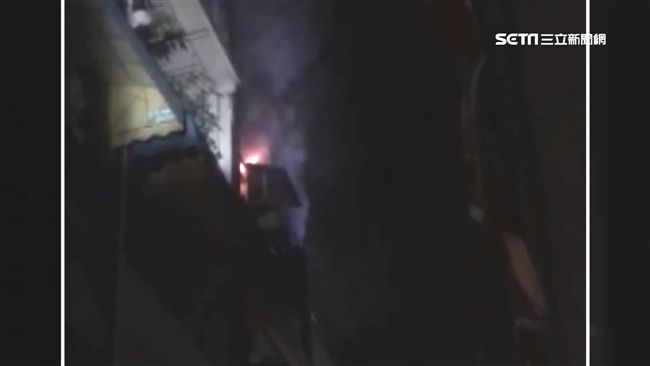 高雄民宅深夜竄火舌　住戶睡夢中驚逃