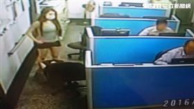 下跪哭求救自殺女，警托腮酸回電腦慢。