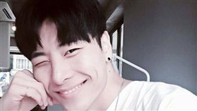  喝咖啡也能看畫展？名畫加咖啡　韓國帥歐爸拉花美呆（圖／翻攝自Kangbin Lee臉書）