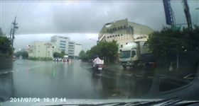 無人卡車角落衝出！網友嚇呆：差點晚七天回家（圖／翻攝自《爆料公社》臉書）
